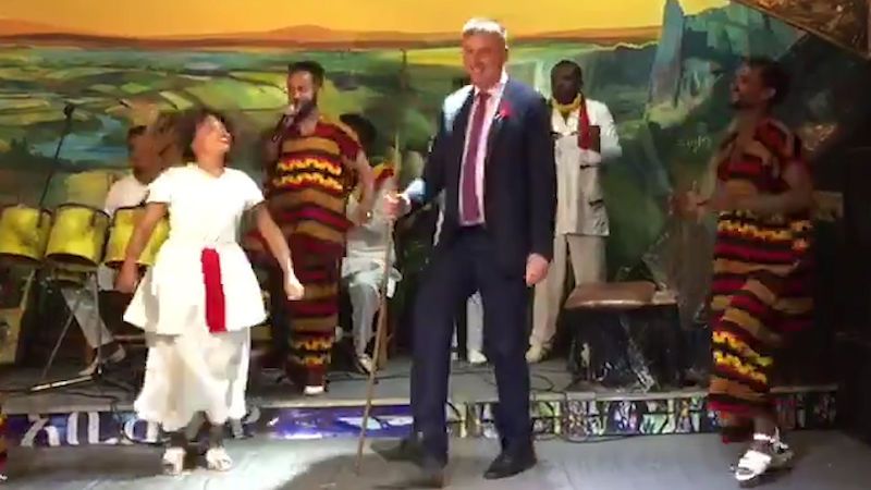 Petříček se rozjel. V Etiopii tančil s oštěpem v ruce